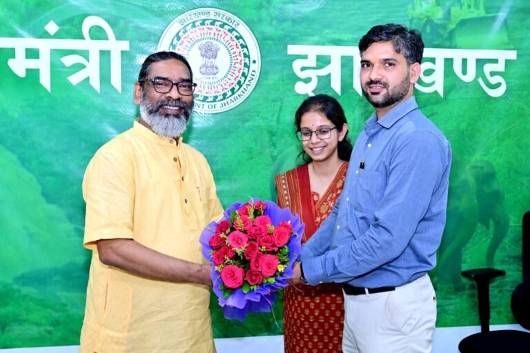 बोकारो DDC शताब्दी मजुमदार पति अलोक कुमार के साथ