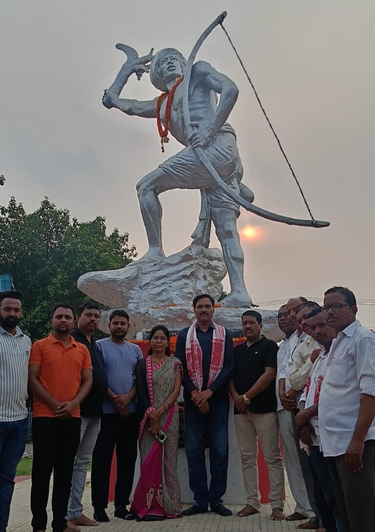 धरती आबा की जयंती पर JLKM नेताओं ने किया श्रद्धांजलि अर्पित