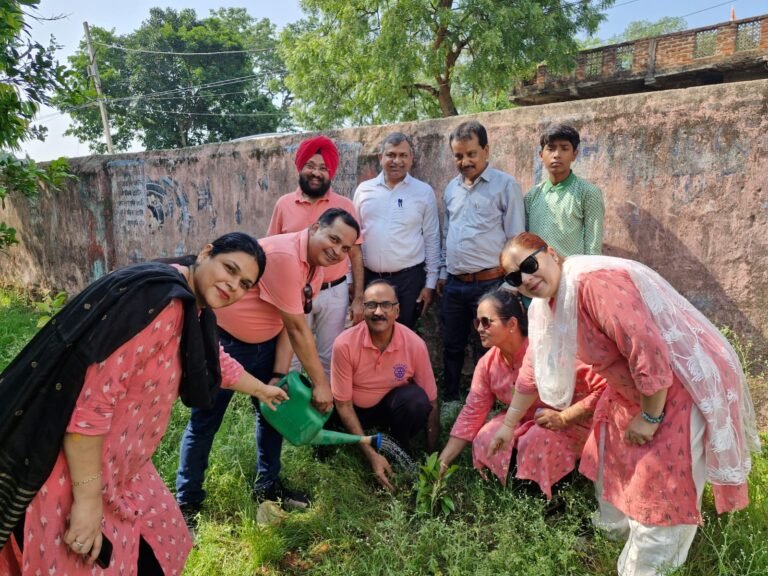 रोटरी क्लब चास द्वारा आज चास स्थित उत्क्रमित मध्य विद्यालय आसनसोल परिसर में वृक्षारोपण कार्यक्रम किया।