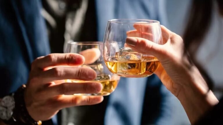झारखंड सरकार ने सार्वजनिक स्थलों पर शराब पीने वालों के खिलाफ कड़ी कार्रवाई करने का फैसला लिया है।