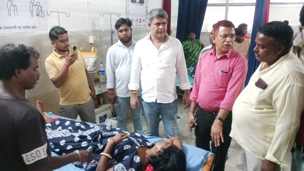 वज्रपात में घायल तीन महिलाओ से मिले विधायक पति व प्रतिनिधि